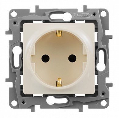 Розетка с заземлением с защитными шторками немецкий стандарт винтовые зажимы (слоновая кость) Etika Legrand/Daccord/ИЭК