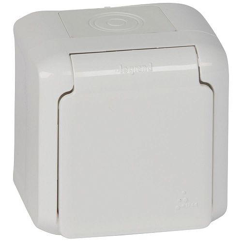 Розетка с заземлением с защитными шторками IP44 (белый) Quteo Legrand (782321)