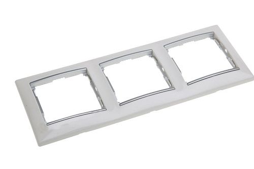 Рамка 3 поста горизонтальная (белый/хром) Valena Classic Legrand (774293)