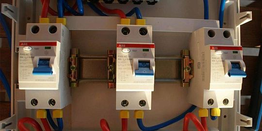 В каких случаях нужно ставить УЗО – по правилам и для вашей защиты