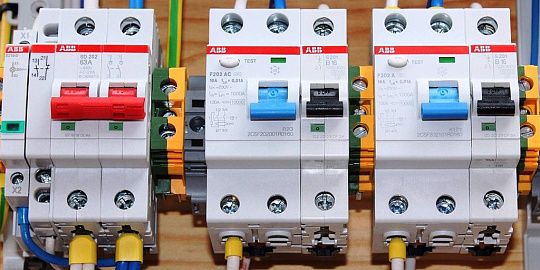 УЗО или дифавтомат (АВДТ) – важные отличия и советы по выбору